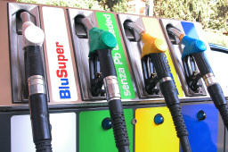 Benzina: da sabato sconti in autostrada fino a 10 centesimi di euro al litro