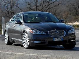 Jaguar: debutta la nuova XF, una lussuosa sportiva