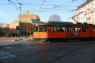 Milano: un tram tutto colorato per giovani turisti